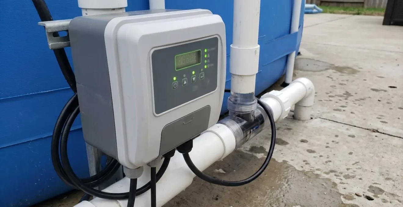 Électrolyseur au sel installé sur une piscine hors sol tubulaire